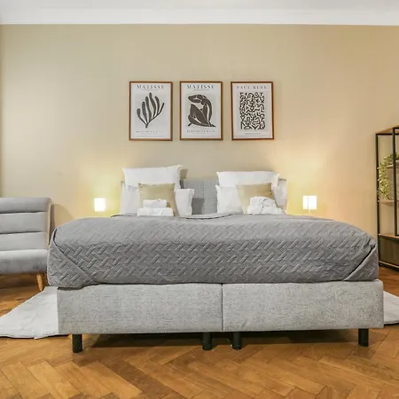 Cruwzo I Modern Centrally Located With Parking Modern Centrally Located With Parking Lejlighed