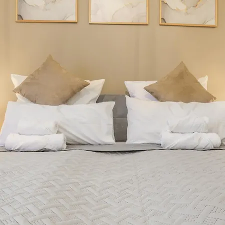 Cruwzo I Modern Centrally Located With Parking Modern Centrally Located With Parking