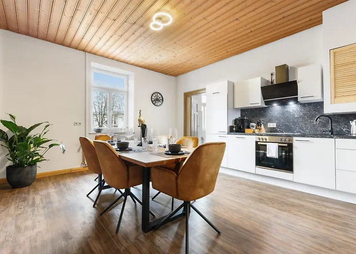 Cruwzo I Modern Centrally Located With Parking Modern Centrally Located With Parking *