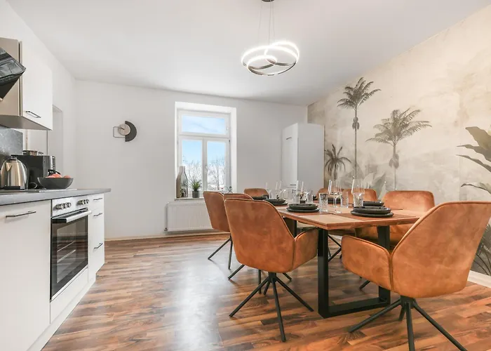 Cruwzo I Modern Centrally Located With Parking Modern Centrally Located With Parking *