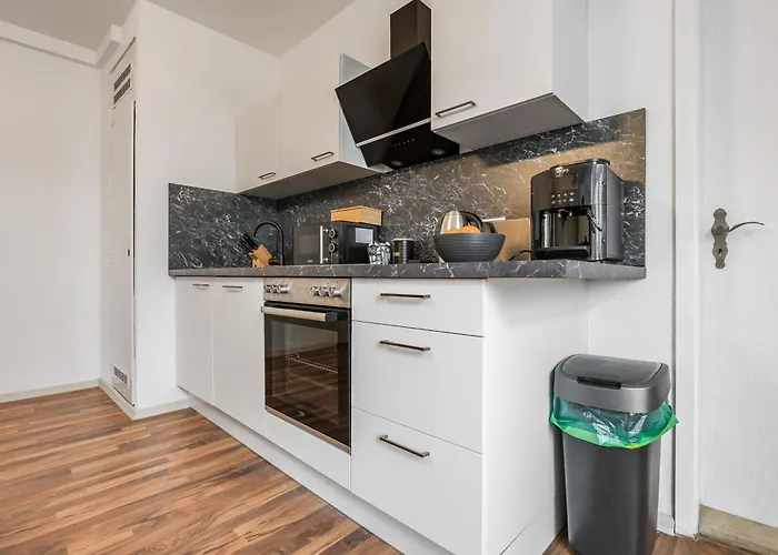 Cruwzo I Modern Centrally Located With Parking Modern Centrally Located With Parking *