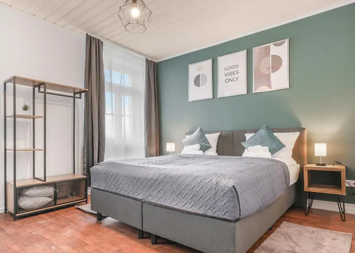 Cruwzo I Modern Centrally Located With Parking Modern Centrally Located With Parking
