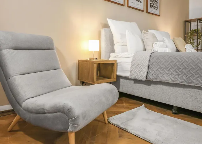 Cruwzo I Modern Centrally Located With Parking Modern Centrally Located With Parking *