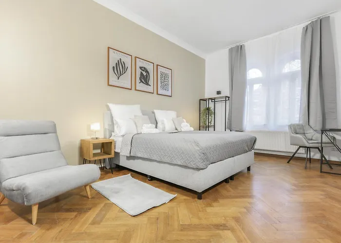 Cruwzo I Modern Centrally Located With Parking Modern Centrally Located With Parking *