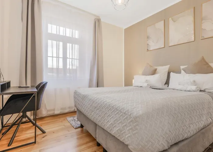 Cruwzo I Modern Centrally Located With Parking Modern Centrally Located With Parking *
