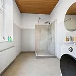 Apartment Cruwzo I Modern Centrally Located With Parking Modern Centrally Located With Parking