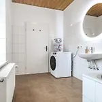 Apartment Cruwzo I Modern Centrally Located With Parking Modern Centrally Located With Parking *