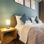 Cruwzo I Modern Centrally Located With Parking Modern Centrally Located With Parking