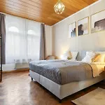 Apartment Cruwzo I Modern Centrally Located With Parking Modern Centrally Located With Parking *