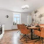 Cruwzo I Modern Centrally Located With Parking Modern Centrally Located With Parking *