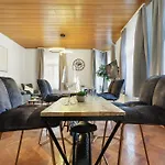 Apartment Cruwzo I Modern Centrally Located With Parking Modern Centrally Located With Parking
