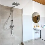 Cruwzo I Modern Centrally Located With Parking Modern Centrally Located With Parking Apartment
