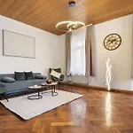 Cruwzo I Modern Centrally Located With Parking Modern Centrally Located With Parking Apartment *