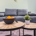 Cruwzo I Modern Centrally Located With Parking Modern Centrally Located With Parking