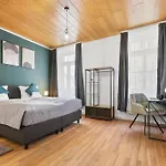 Apartment Cruwzo I Modern Centrally Located With Parking Modern Centrally Located With Parking