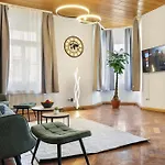 Cruwzo I Modern Centrally Located With Parking Modern Centrally Located With Parking *