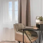 Cruwzo I Modern Centrally Located With Parking Modern Centrally Located With Parking Apartment *