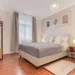 Apartment Cruwzo I Modern Centrally Located With Parking Modern Centrally Located With Parking *