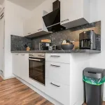 Cruwzo I Modern Centrally Located With Parking Modern Centrally Located With Parking *