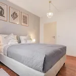 Apartment Cruwzo I Modern Centrally Located With Parking Modern Centrally Located With Parking