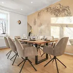 Cruwzo I Modern Centrally Located With Parking Modern Centrally Located With Parking Apartment *