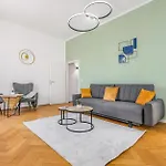 Apartment Cruwzo I Modern Centrally Located With Parking Modern Centrally Located With Parking *