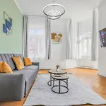 Cruwzo I Modern Centrally Located With Parking Modern Centrally Located With Parking Apartment *