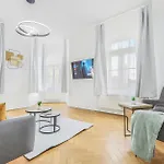 Cruwzo I Modern Centrally Located With Parking Modern Centrally Located With Parking Apartment