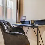 Cruwzo I Modern Centrally Located With Parking Modern Centrally Located With Parking Apartment