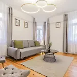 Cruwzo I Modern Centrally Located With Parking Modern Centrally Located With Parking Apartment *