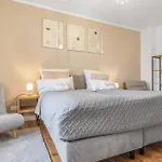 Apartment Cruwzo I Modern Centrally Located With Parking Modern Centrally Located With Parking *