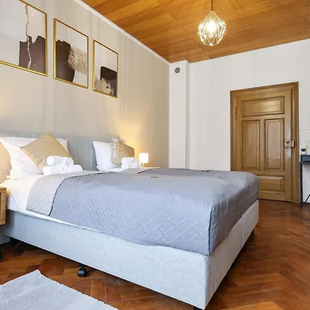 Cruwzo - Modern Centrally Located With Parking Apartment *