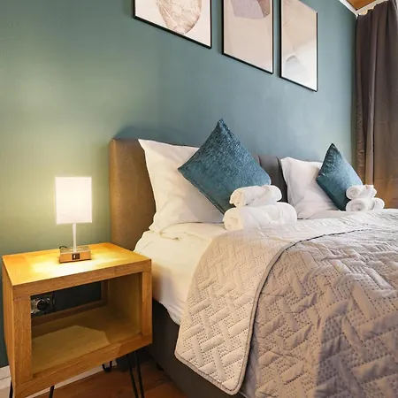 Cruwzo - Modern Centrally Located With Parking