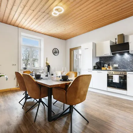 Cruwzo I Modern Centrally Located With Parking Modern Centrally Located With Parking *