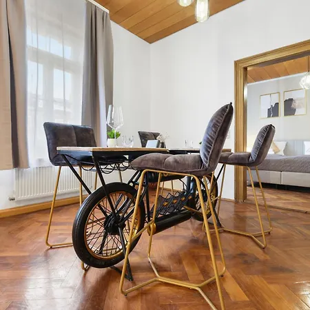 Cruwzo - Modern Centrally Located With Parking Apartment *