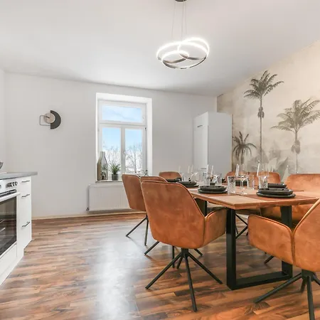 Cruwzo - Modern Centrally Located With Parking *