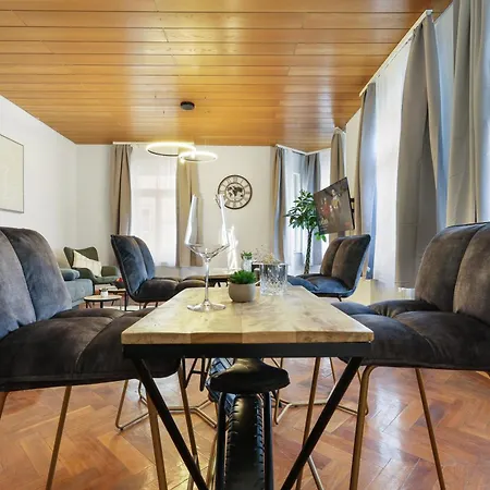 Apartment Cruwzo - Modern Centrally Located With Parking
