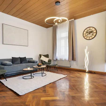Cruwzo - Modern Centrally Located With Parking Apartment *