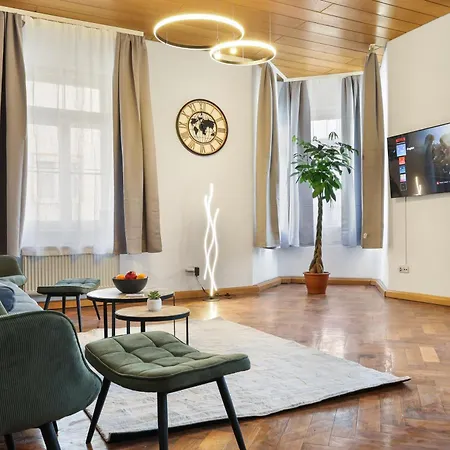 Cruwzo I Modern Centrally Located With Parking Modern Centrally Located With Parking *