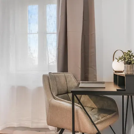 Cruwzo I Modern Centrally Located With Parking Modern Centrally Located With Parking Appartamento *