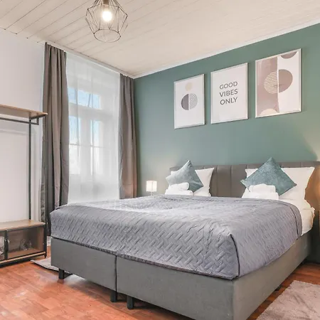 Cruwzo - Modern Centrally Located With Parking