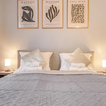 Cruwzo - Modern Centrally Located With Parking דירה *