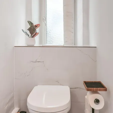Cruwzo I Modern Centrally Located With Parking Modern Centrally Located With Parking