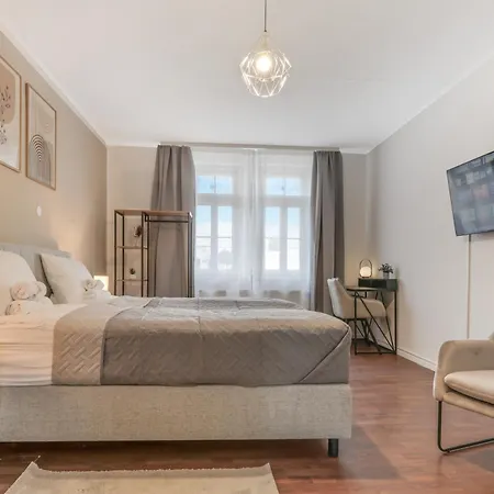 Cruwzo - Modern Centrally Located With Parking דירה