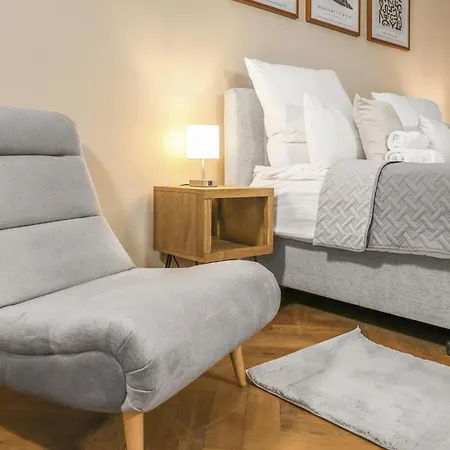Cruwzo - Modern Centrally Located With Parking *
