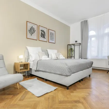 Cruwzo I Modern Centrally Located With Parking Modern Centrally Located With Parking *