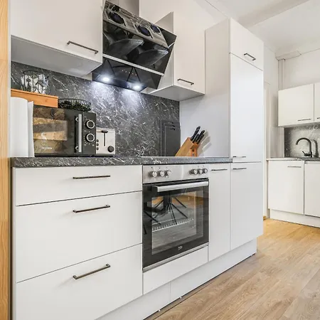 Cruwzo - Modern Centrally Located With Parking