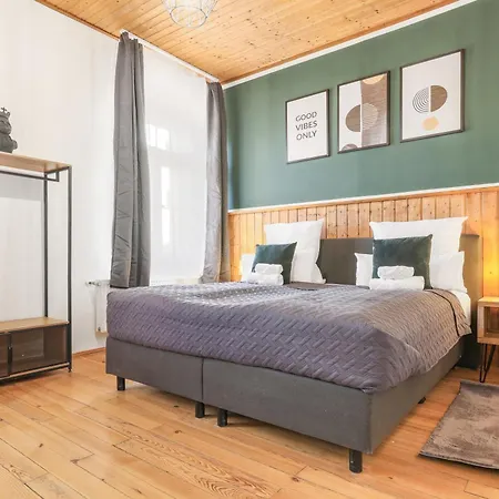 Cruwzo - Modern Centrally Located With Parking Apartment