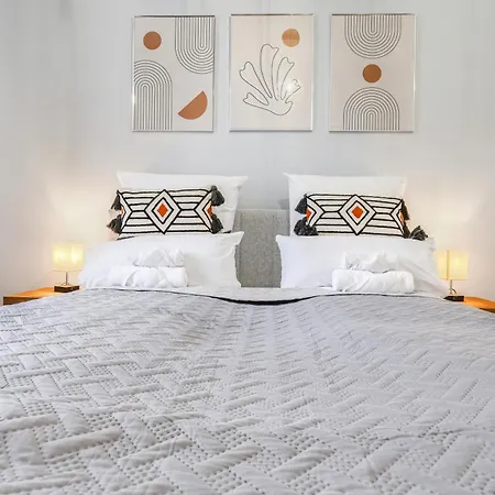 Apartment Cruwzo - Modern Centrally Located With Parking
