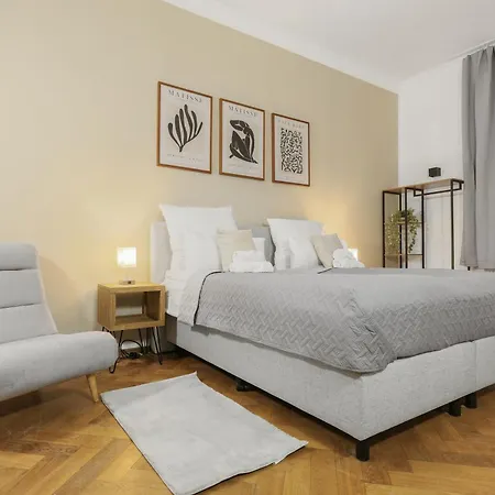 Cruwzo - Modern Centrally Located With Parking Apartment *